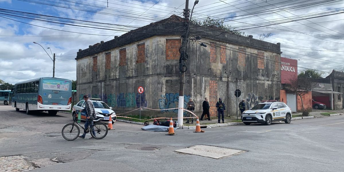 Motociclista morre ao colidir com ônibus em Pelotas