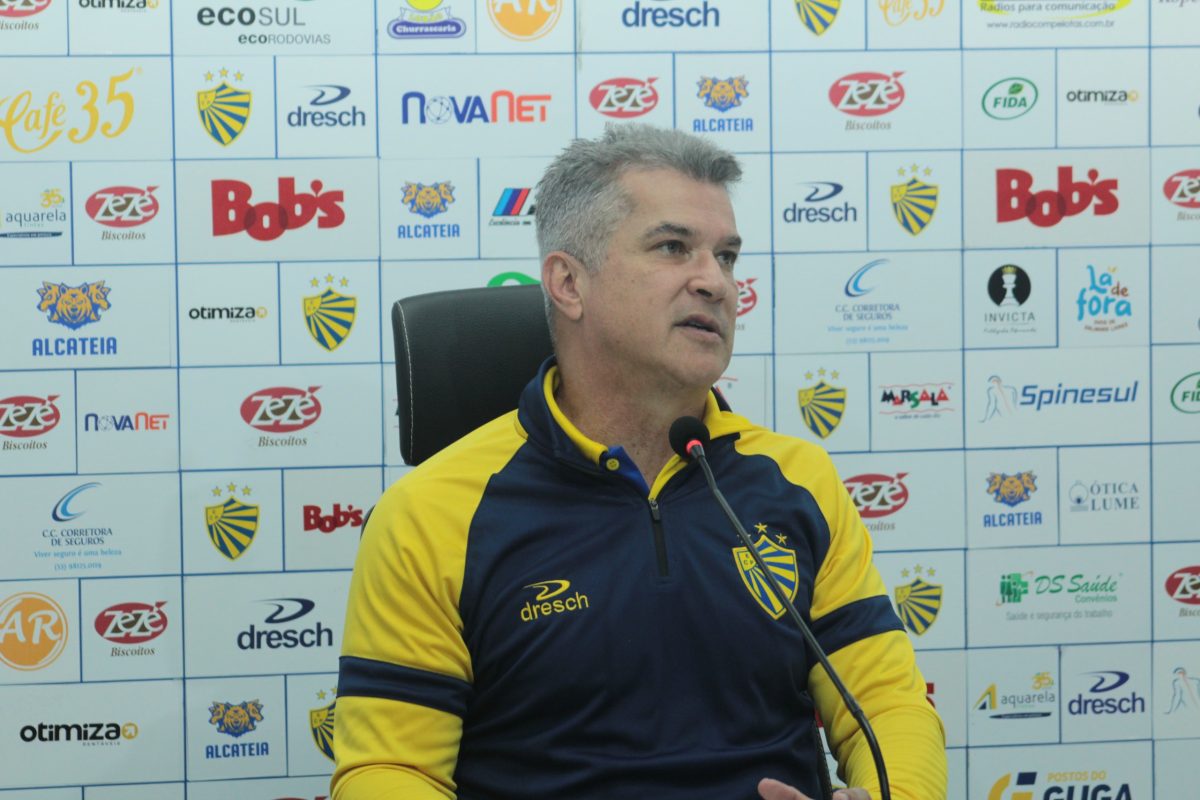 Alessandro Telles enaltece elenco após goleada: “O grupo está de parabéns”