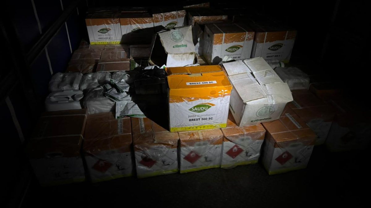 Receita Federal apreende 1,8 mil litros de agrotóxico em Jaguarão