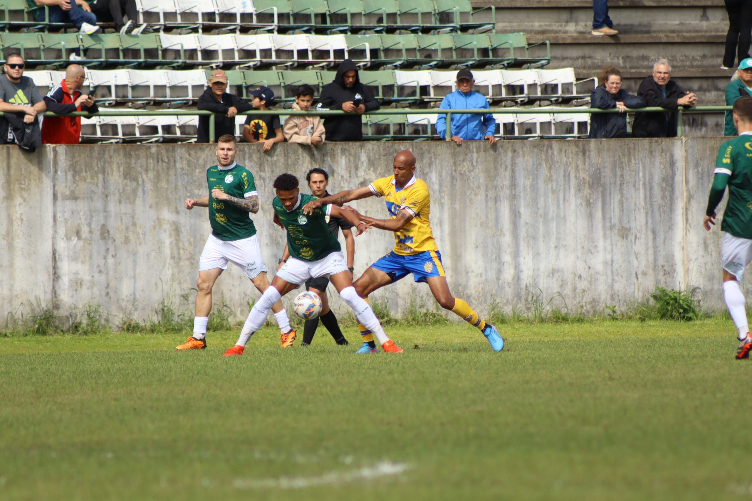 Jogadores do Pelotas citam gramado como fator preponderante em derrota para o Gaúcho