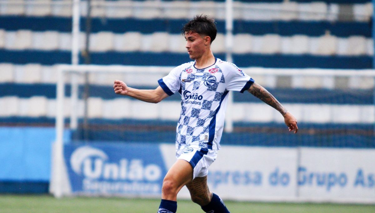 Brasil acerta com o meio-campista Ghiven