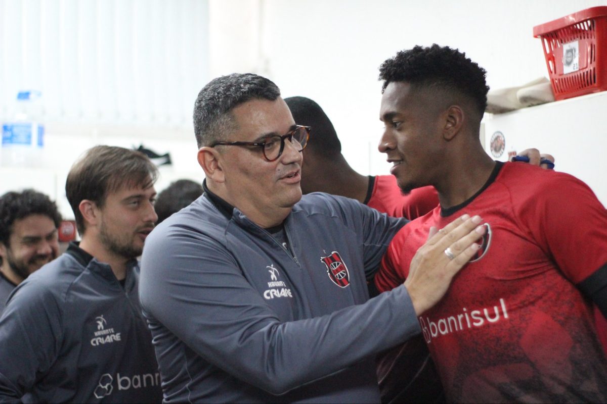 Gilson Maciel aproveita período de dez dias sem jogos para conhecer o grupo do Brasil