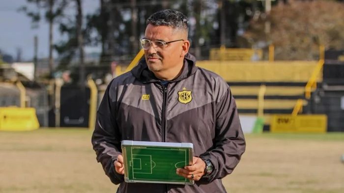 Brasil oficializa contratação do técnico Gilson Maciel