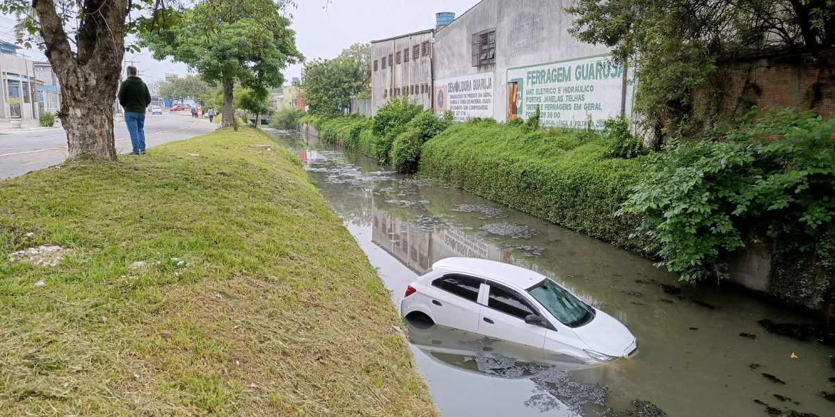 Carro cai no Canal do Pepino após acidente