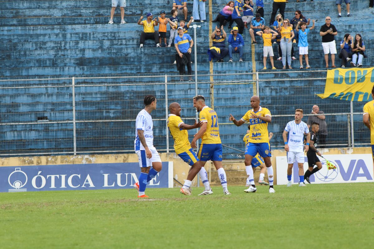 Pelotas bate Esportivo por 2 a 1 e reassume liderança