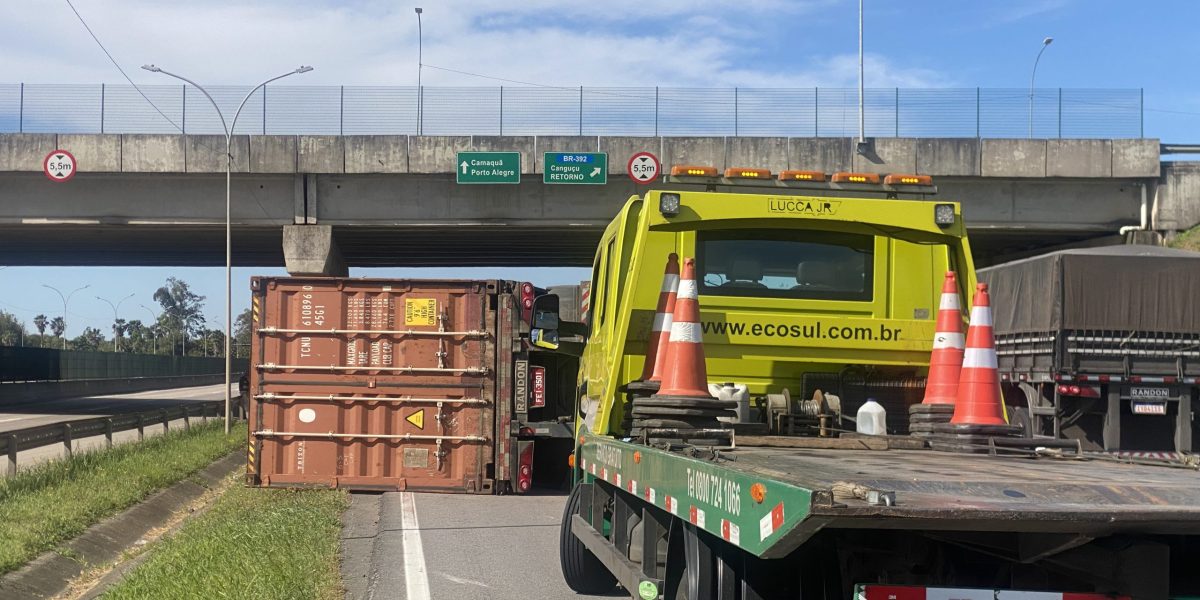 Carreta tomba próximo ao viaduto de acesso à Fenadoce