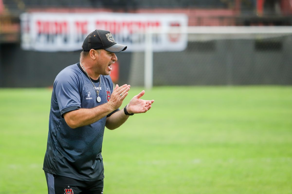 Cris vê “horizonte bom”, mas pede pé no chão após vitória histórica