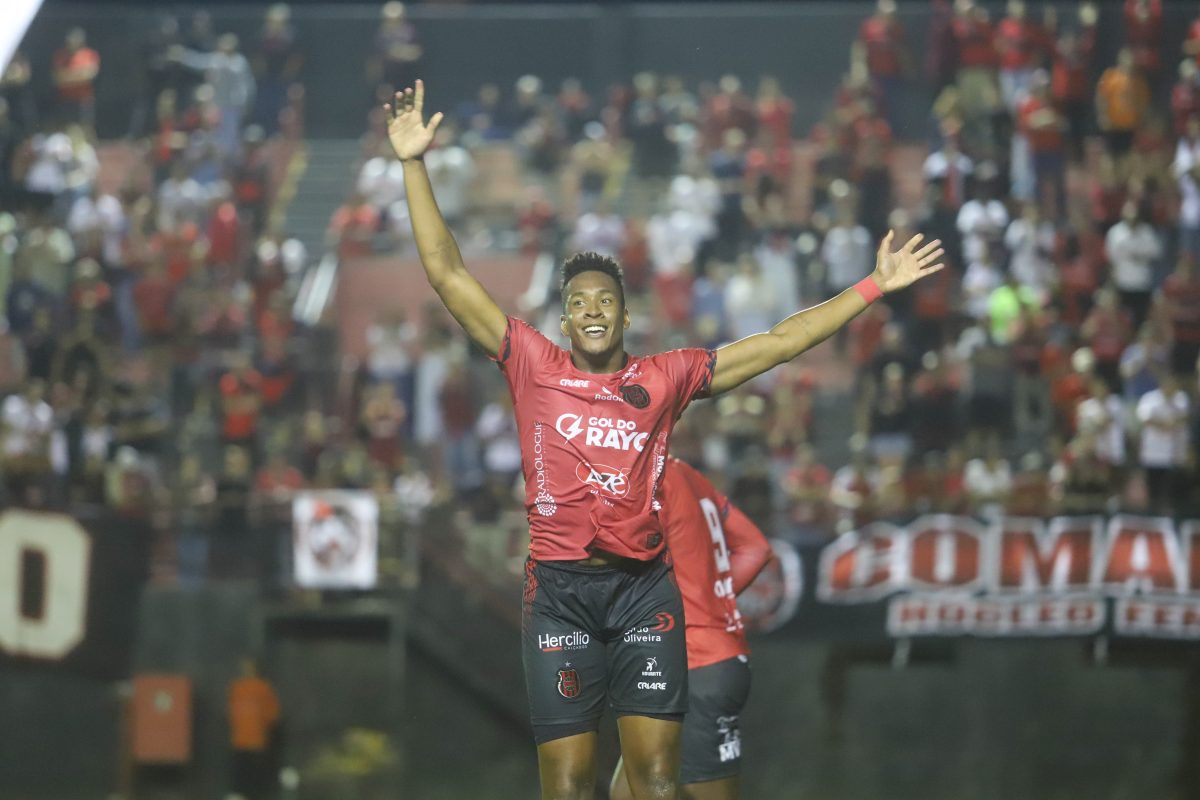 Brasil bate o sub-20 do Inter por 2 a 0, garante classificação e vira líder