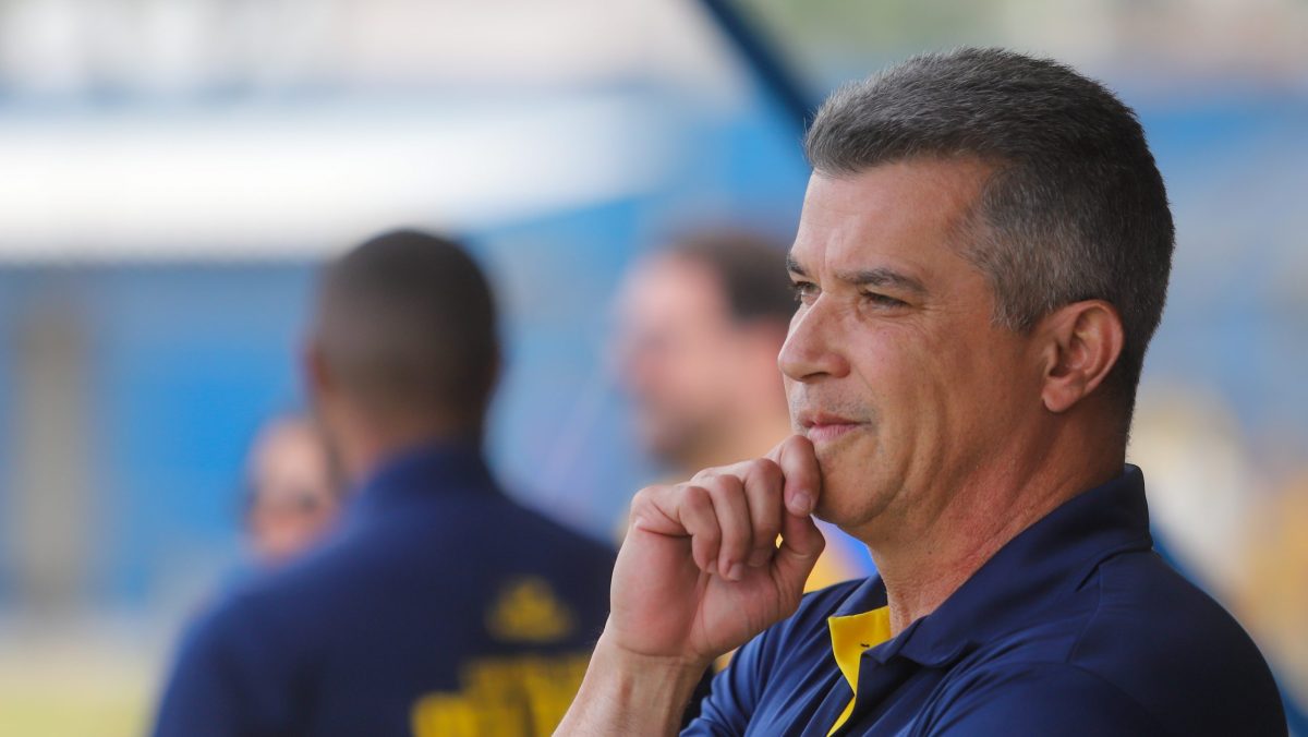 “Sangue quente e cabeça muito fria”, diz Alessandro Telles sobre o clássico