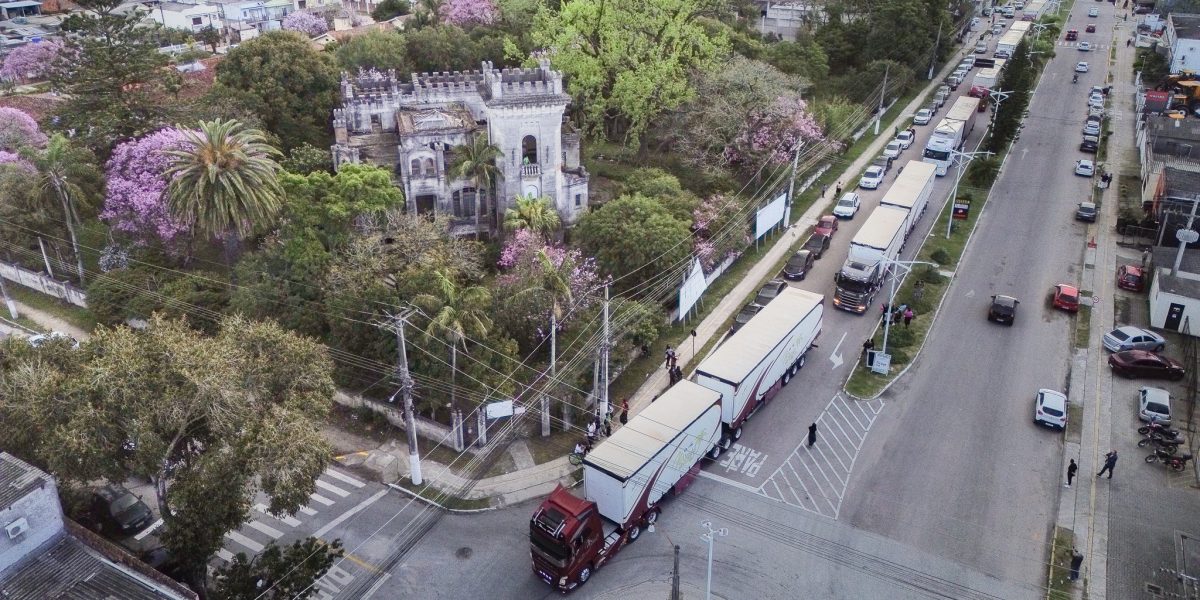 Comboio do Mirage Circus percorre ruas de Pelotas