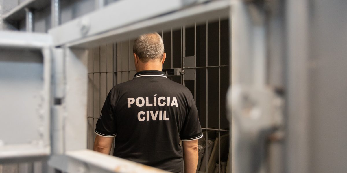 Polícia Civil prende dois homens por roubos com agressão no centro de Pelotas