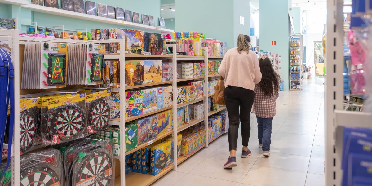 CDL Pelotas mobiliza comércio para arrecadação de brinquedos e materiais escolares