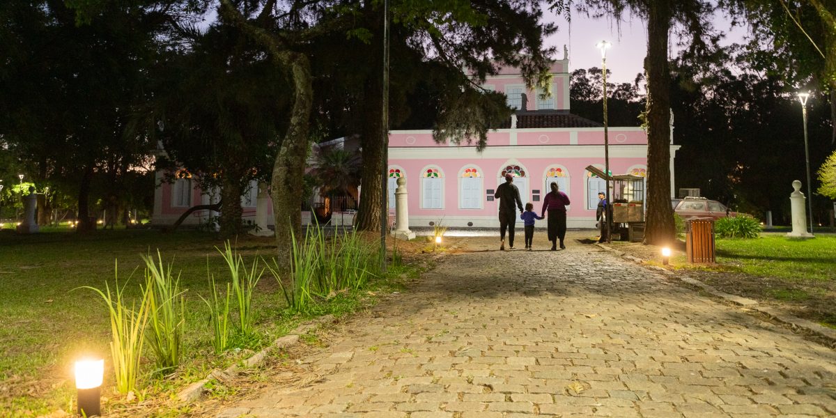 Após oito meses no escuro, iluminação do Parque da Baronesa é reativada