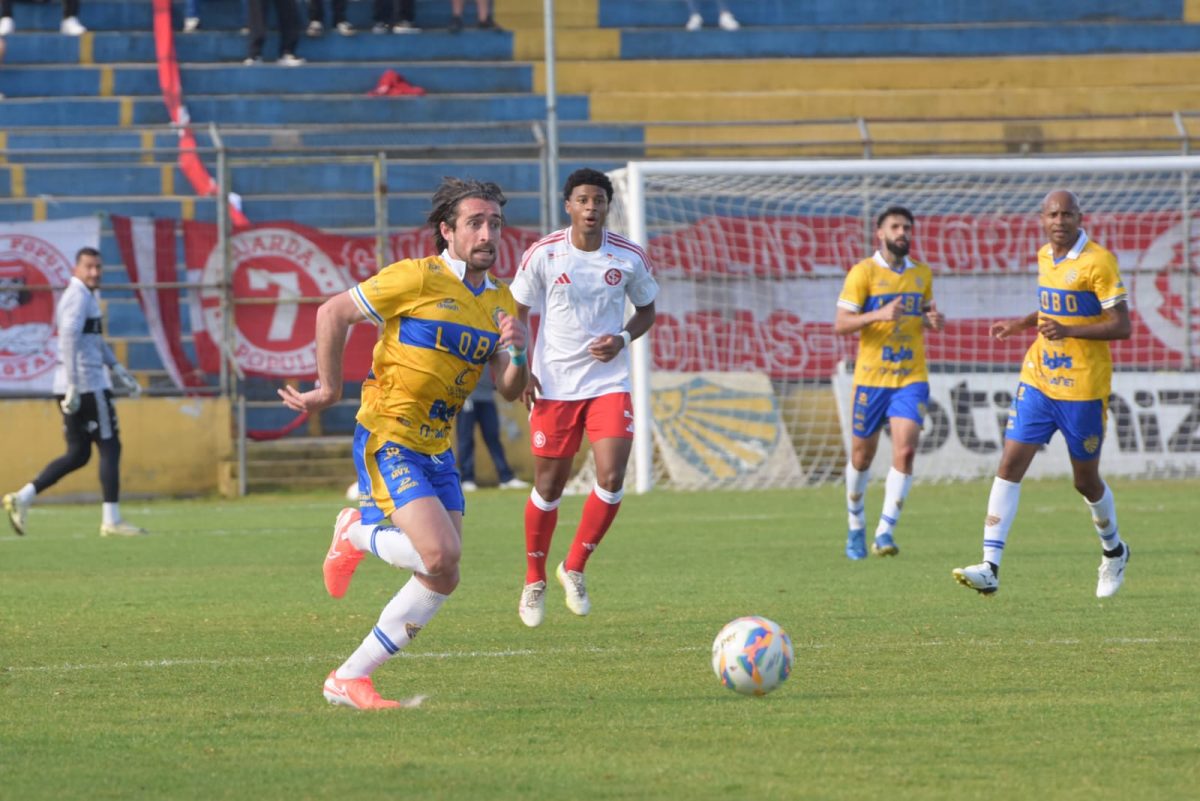 Alessandro Telles deve ter força máxima à disposição diante do Esportivo