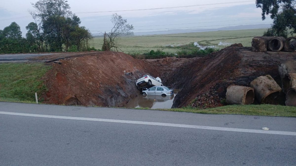 Veículos caem em trecho em obras da BR-116, em Camaquã