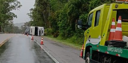 Carreta tomba na BR-392, próximo a Morro Redondo