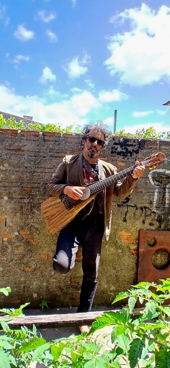“Toco pra representar a música da rua, porque a rua tem tudo, e a música também precisa estar nela”