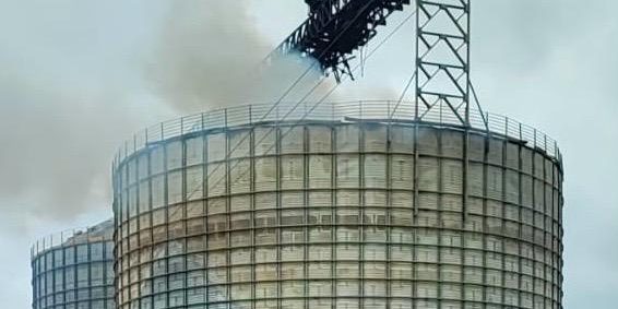 Bombeiros monitoram fogo em silo de grãos em Arroio Grande