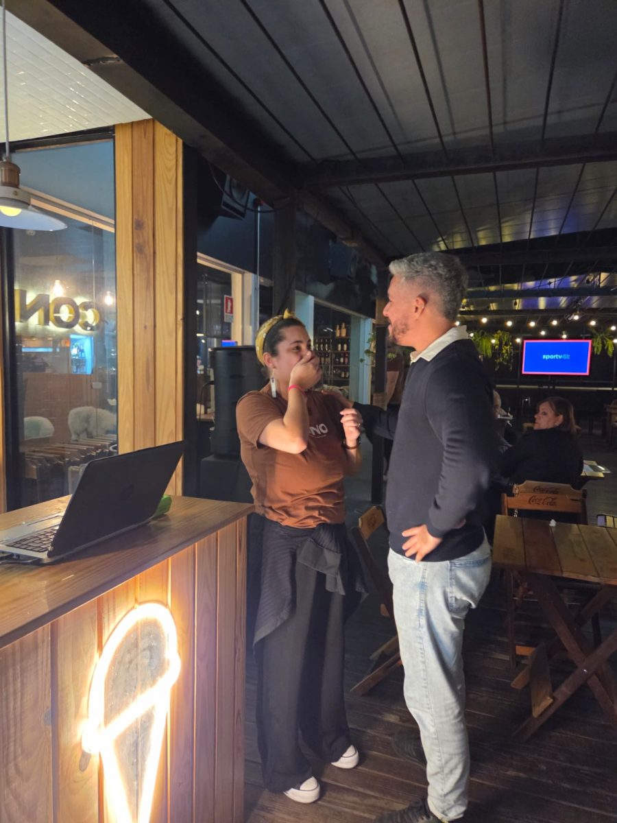 Feira do Livro tem encontro inesperado entre autor e fã