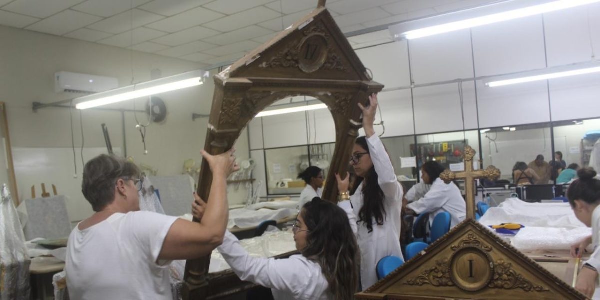 Telas centenárias das 14 estações da Via Sacra restauradas estão de volta