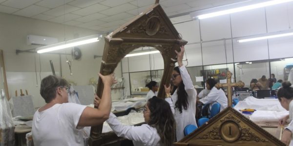 Telas centenárias das 14 estações da Via Sacra restauradas estão de volta