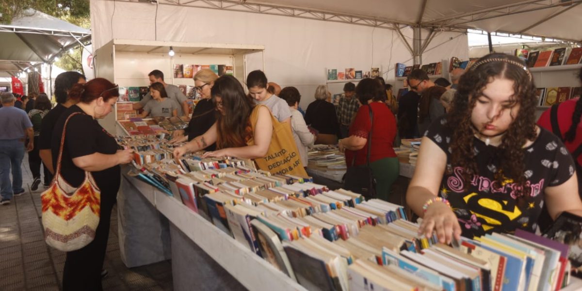 Domingo de muito movimento na Feira do Livro de Pelotas