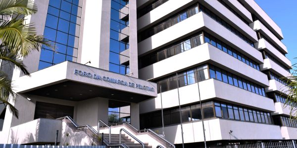 Homem é condenado a mais de 30 anos de prisão por feminicídio