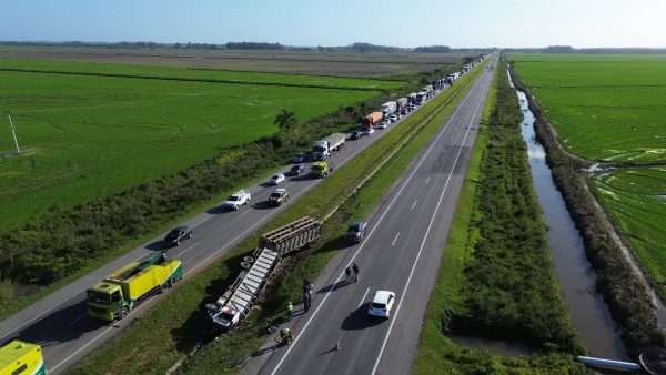 Carreta com carga viva sai da pista e bloqueia BR-116 próximo ao Arroio Contagem