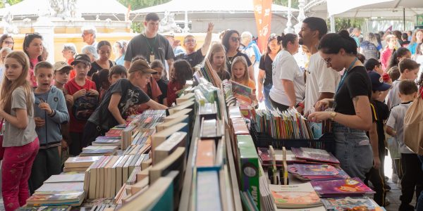Projeto doa livros para alunos da rede municipal