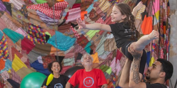 Tholl completa 23 anos como força criativa nos palcos e ícone cultural de Pelotas