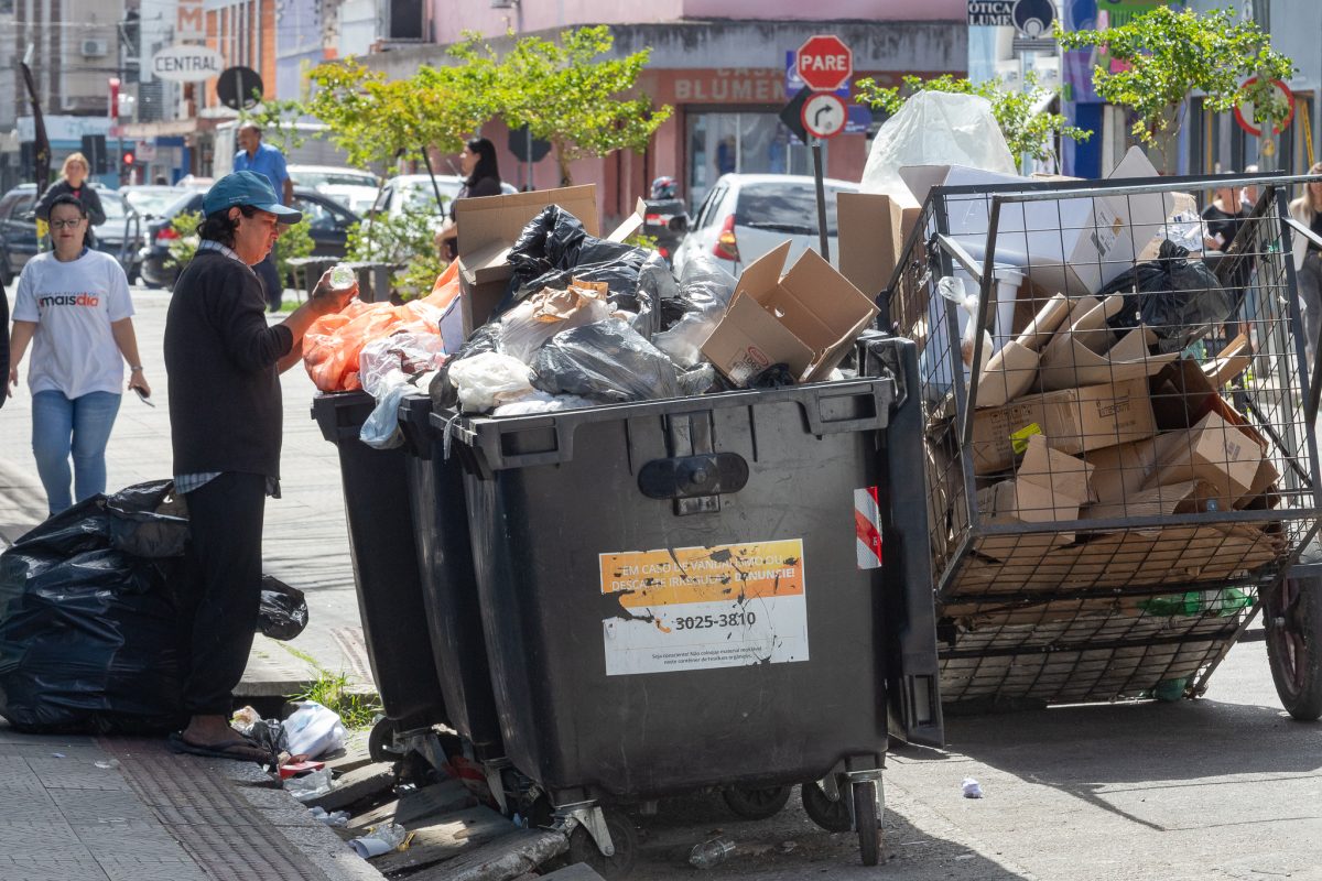 Coletoras de lixo serão substituídas por contêineres de material mais resistente