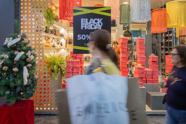 Atenção na hora de ir às compras na Black Friday