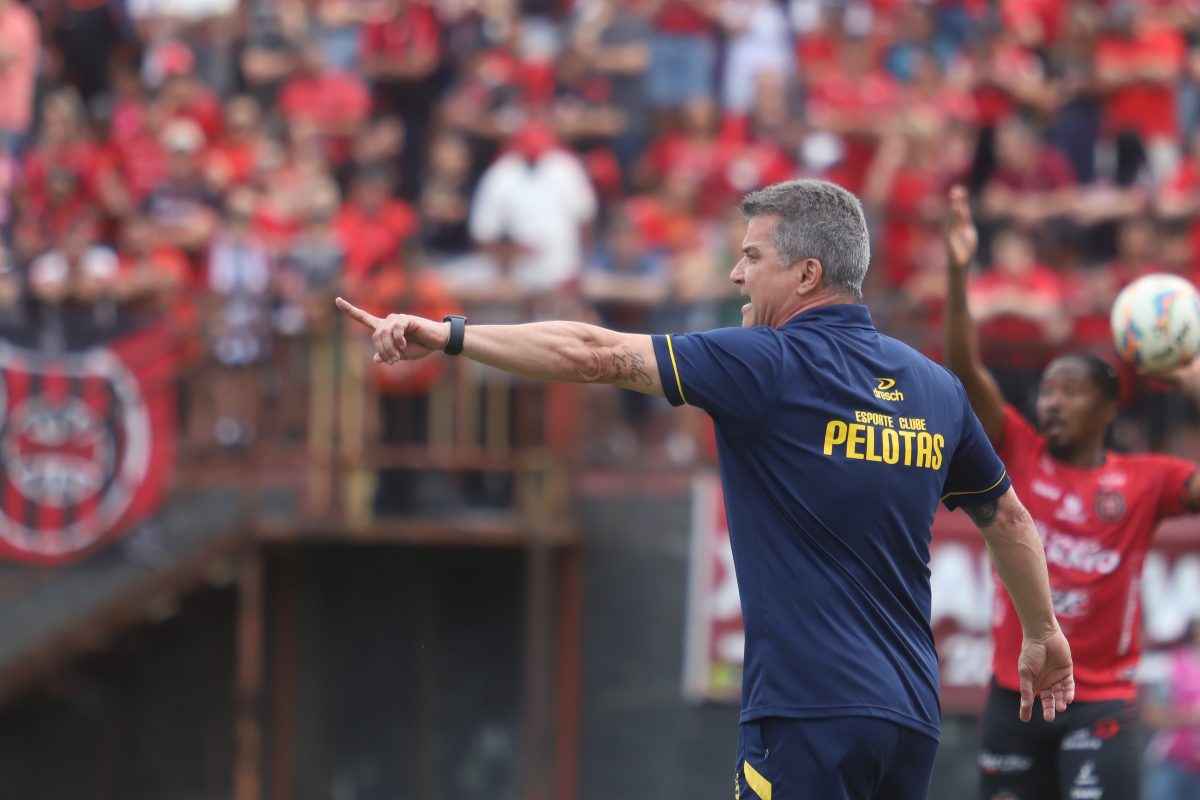 Telles considera Pelotas preparado para semifinal e cita preocupação com tempo sem jogos