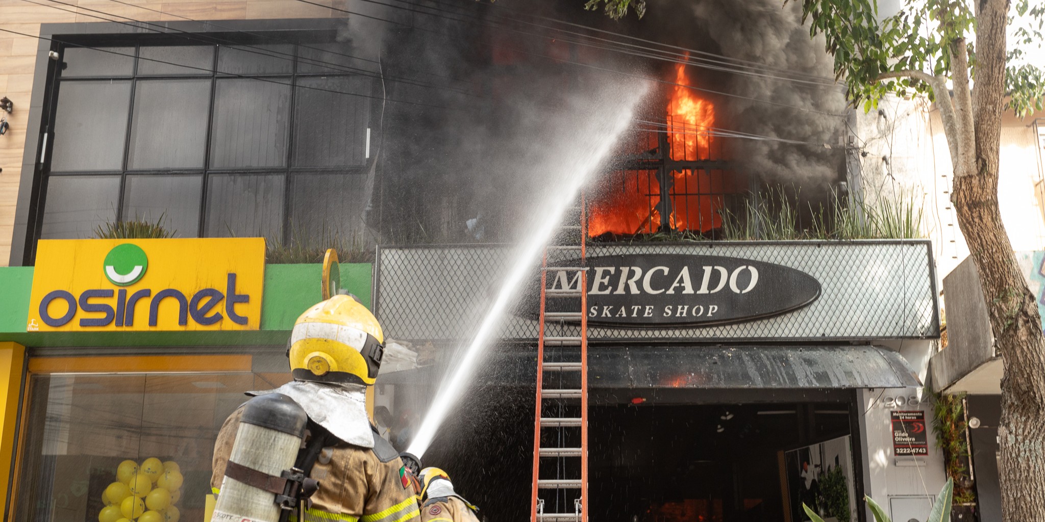 Incêndio destrói loja no Centro de Pelotas