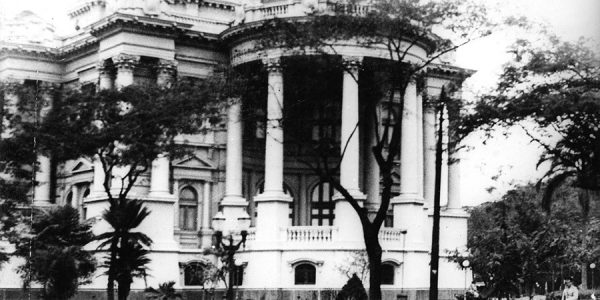 Getúlio Vargas lidera golpe militar e institui o Estado Novo