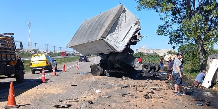Acidente entre três carretas deixa uma pessoa morta na BR-392, em Rio Grande