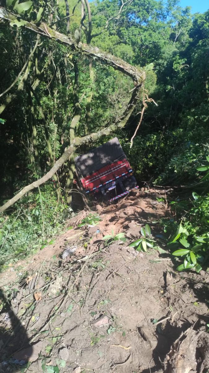 Saída de pista de carreta na BR-392 deixa duas vítimas presas às ferragens