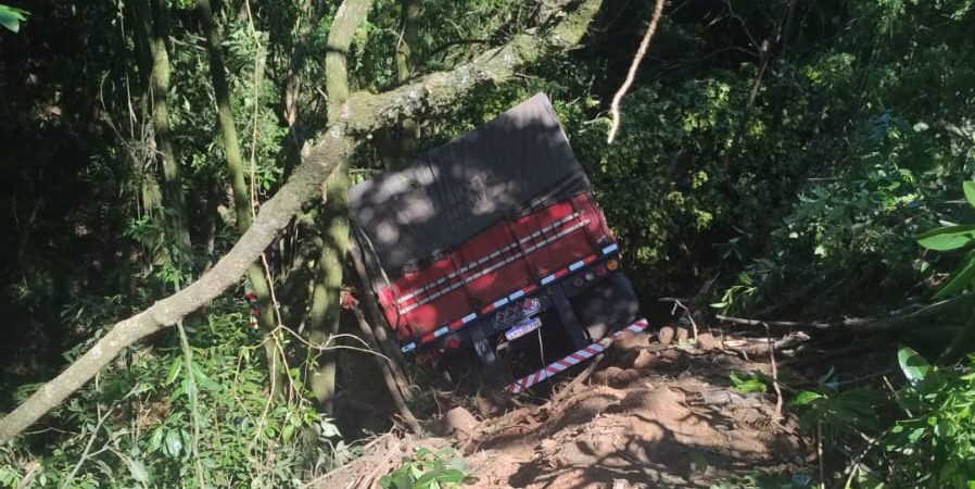 Saída de pista de carreta na BR-392 deixa duas vítimas presas às ferragens