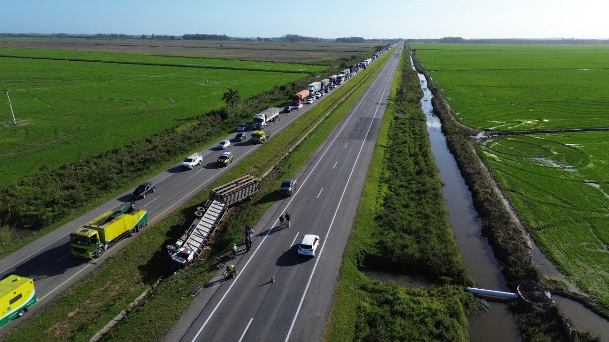 Carreta com carga viva sai da pista e bloqueia BR-116 próximo ao Arroio Contagem