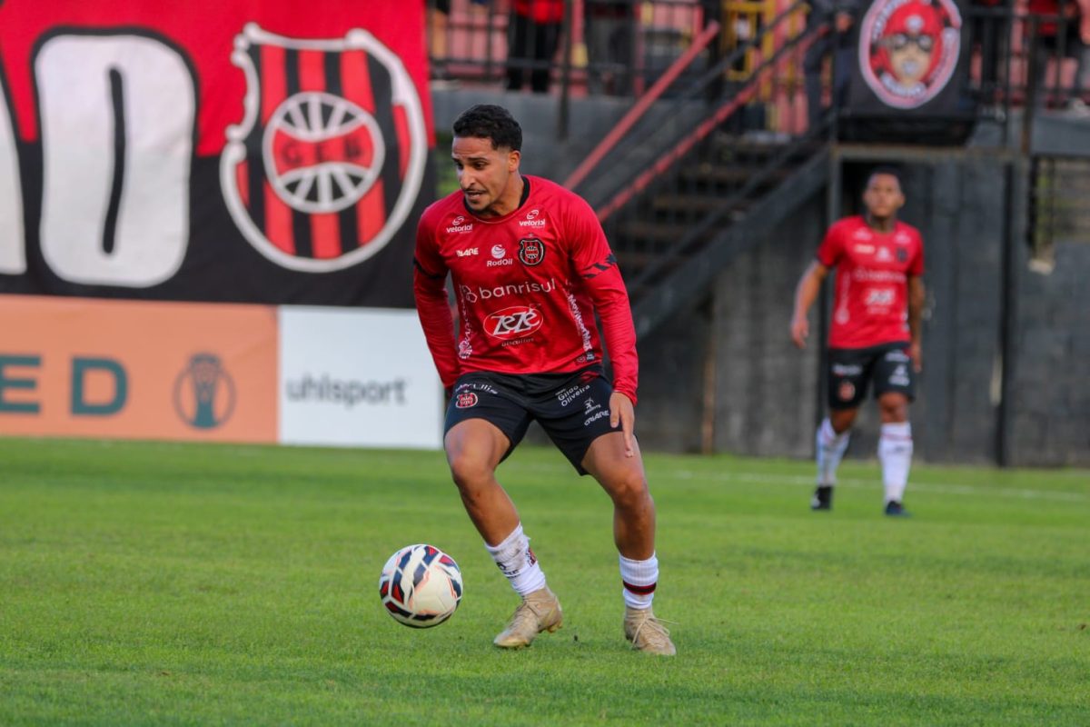 Meia Kauê Muniz deixa o Xavante