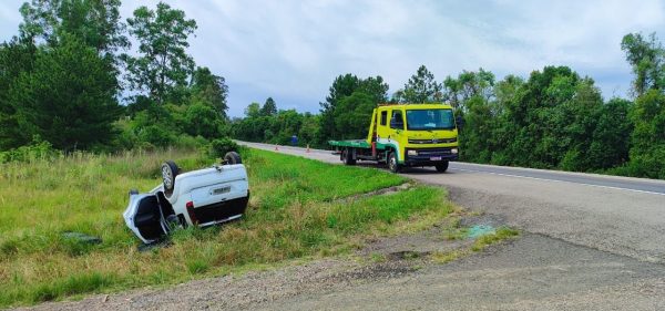 Veículo capota na BR-392, em Pelotas