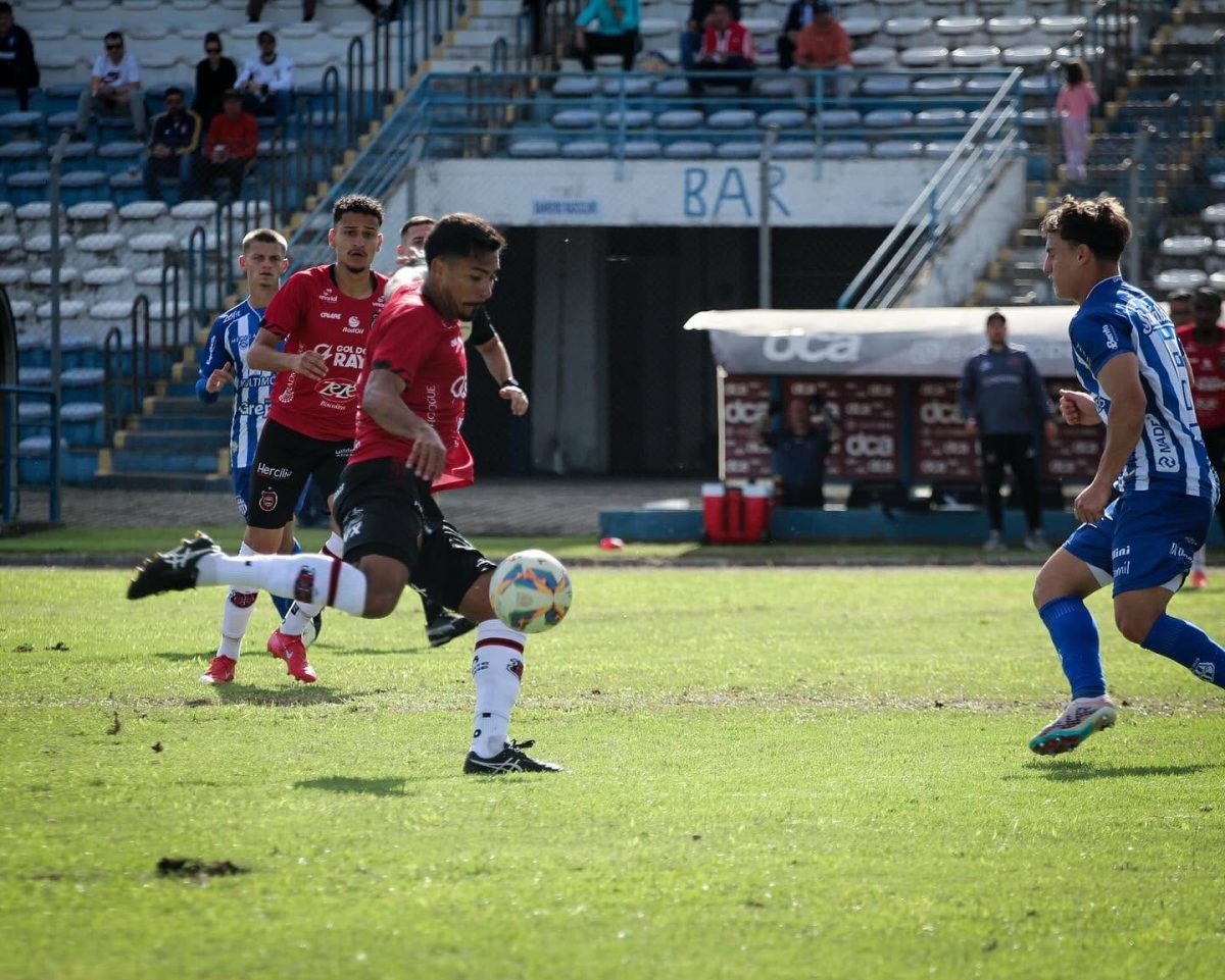 Brasil tem três titulares pendurados para final