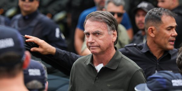 Moraes decide que Bolsonaro continuará preso na superintendência da PF