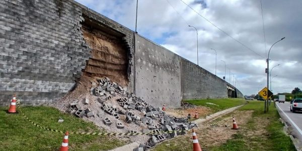 Viaduto da 25 de Julho tem terceira queda de material em menos de um ano e meio