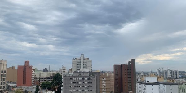 Frente fria causa temporais no RS nesta segunda-feira