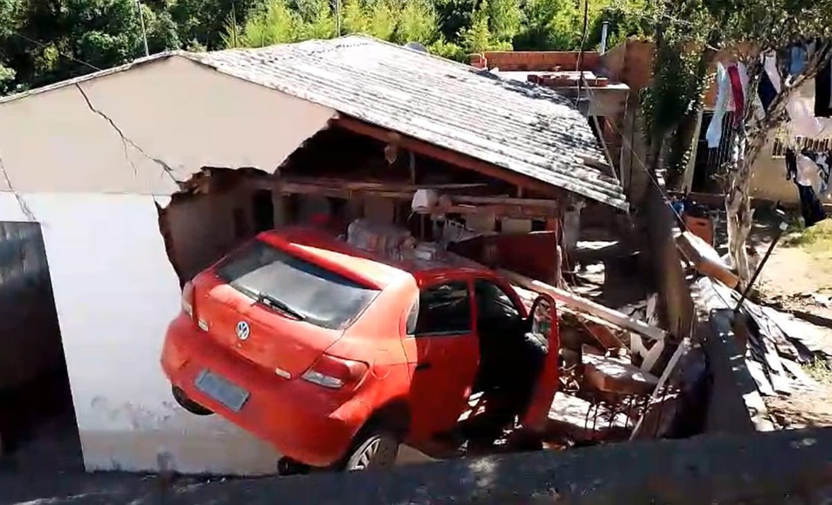 Carro invade residência em Canguçu