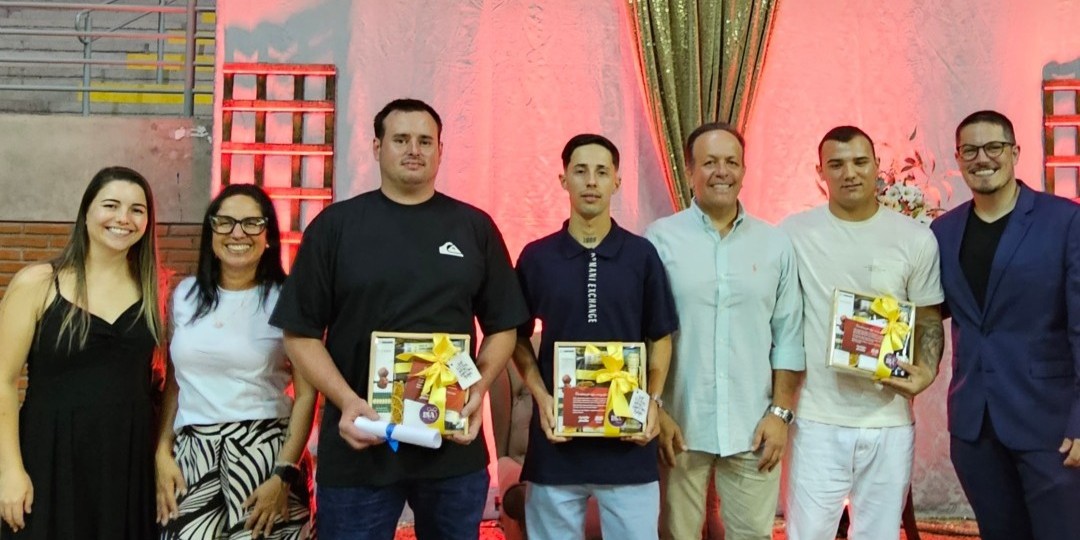 Biscoitos Zezé forma os primeiros alunos do projeto EJA in Company