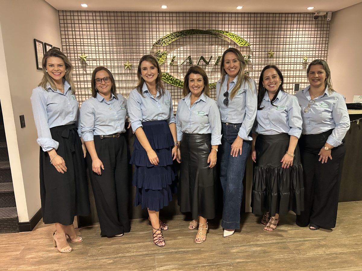 Diretora executiva Fernanda dos Santos com as gerentes Evelize Holz, Andressa Bernardi, Juliana Hax, Fabiana Almeida, Samanta dos Santos e Caren Christ.