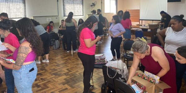 Crianças atendidas pelo PIM recebem mais de 1,7 mil livros em Pelotas e Rio Grande