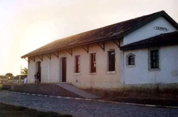 Locomotiva passa pela primeira vez pelo leito dos trilhos às margens do rio Piratini